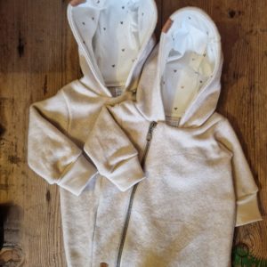 Bio-Baumwollfleece-Overall beige/Herzen