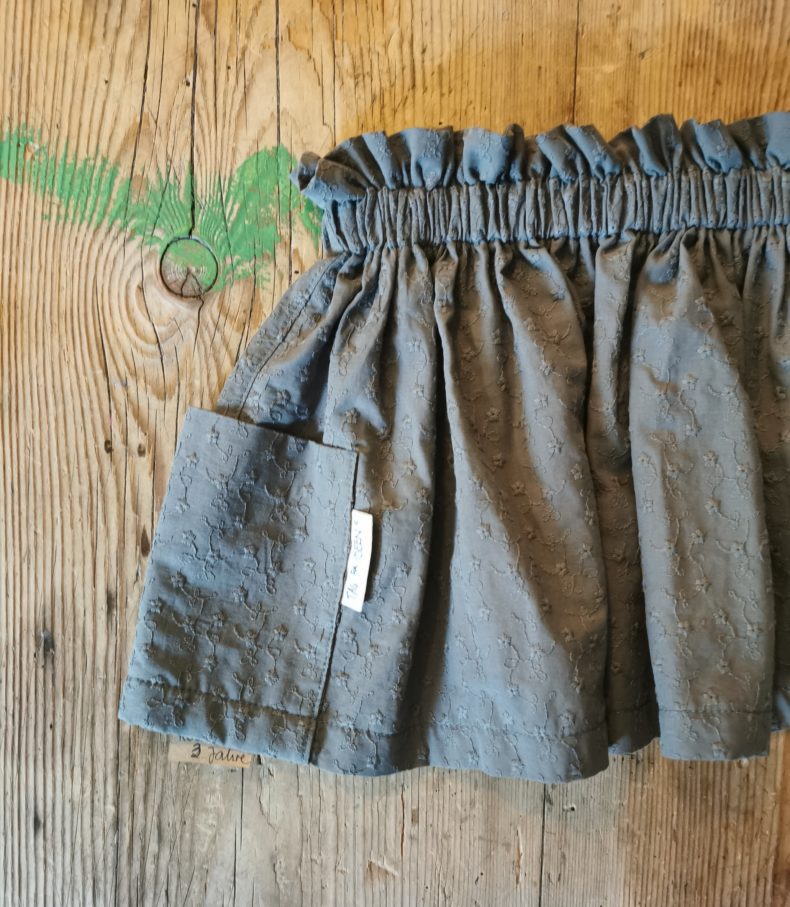 Bestickter Rock mit Taschen oliv