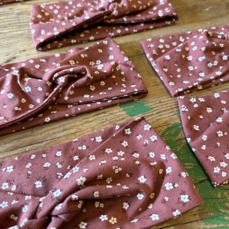 Knotenstirnband "Streublumen" rostrot