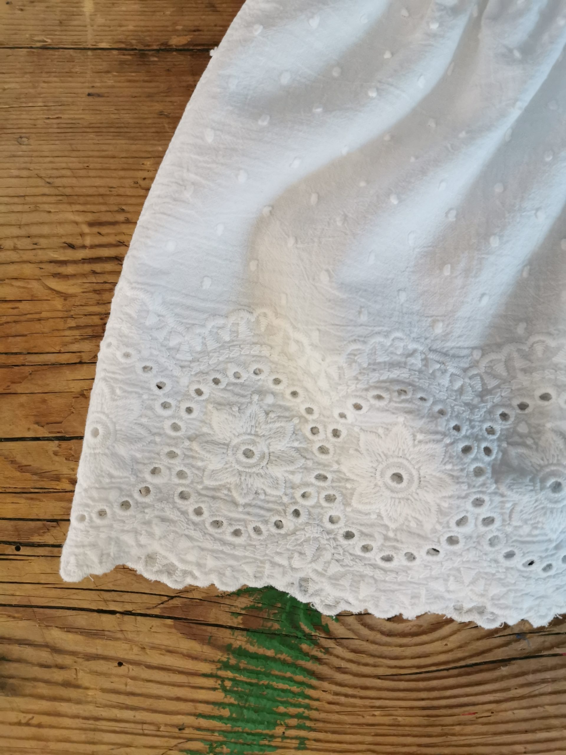 festliches Kleid mit Spitzenbordüre – Bild 2