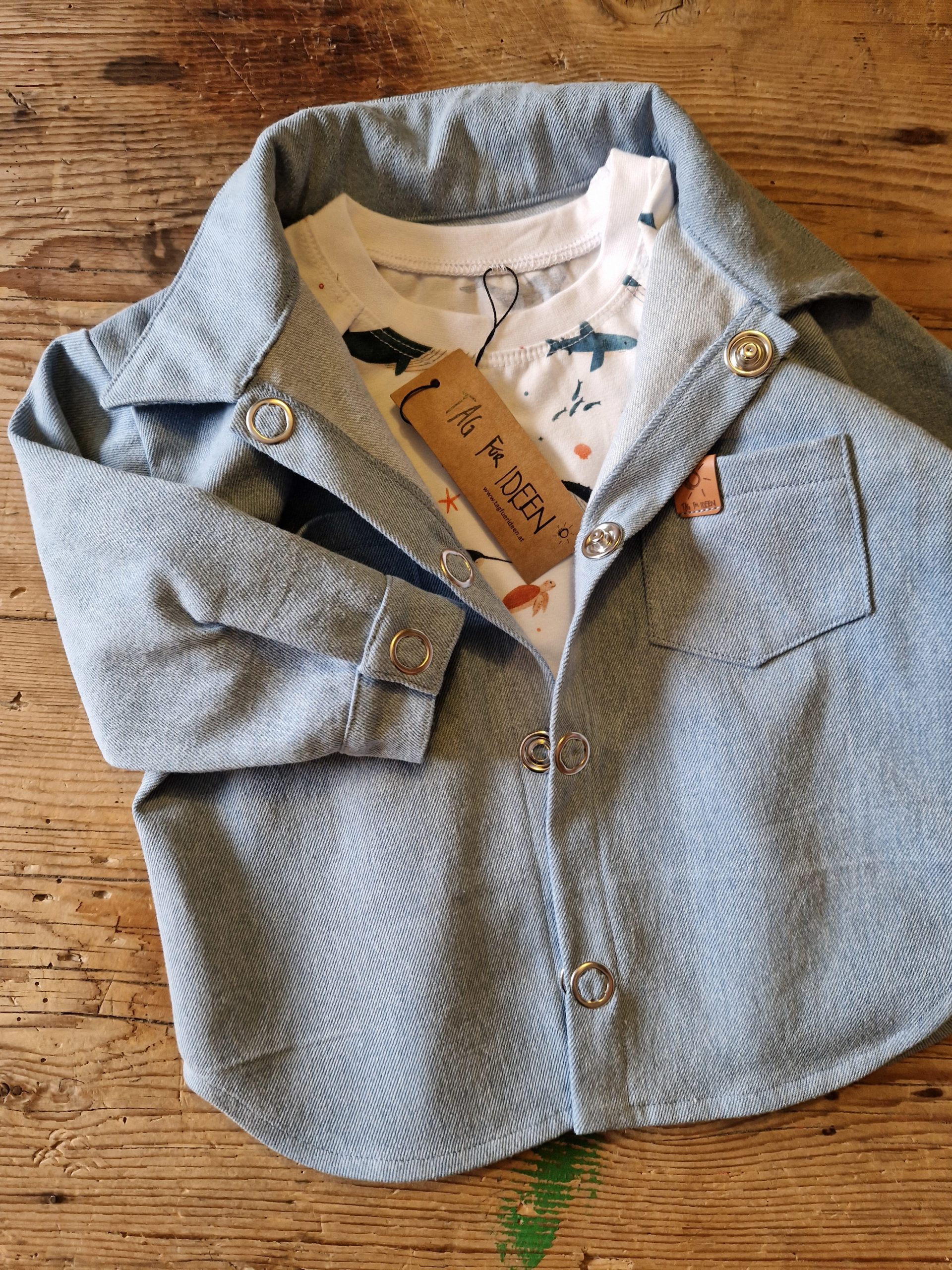 Jeansjacke aus washed Denim – Bild 2