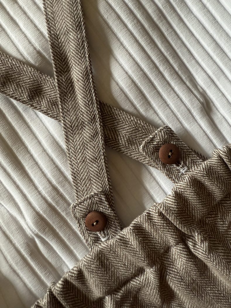 Fischgrat-Latzhose hellbraun/beige – Bild 3