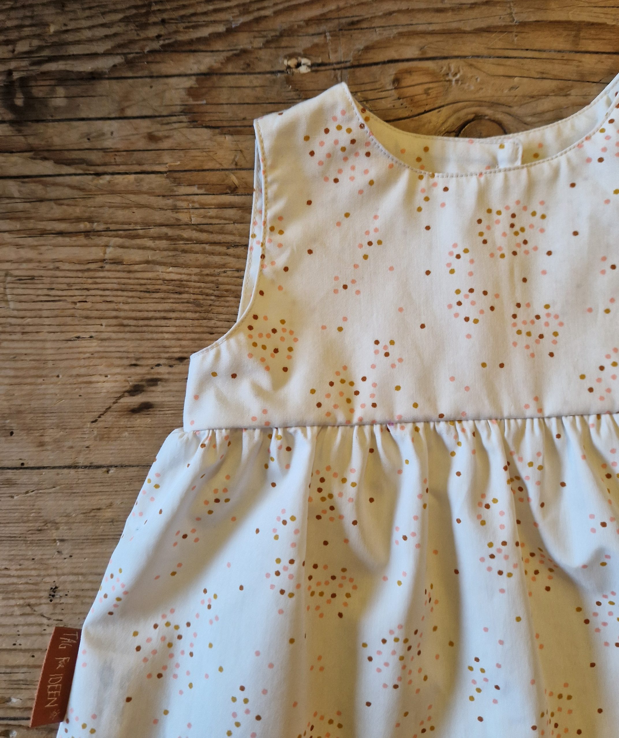 Kleid mit zarten Punkten – Bild 4