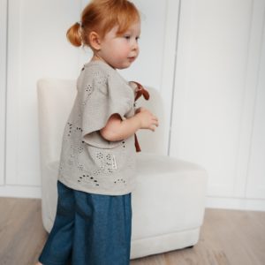 Musselin Bluse mit Flügelärmel & Spitze "Taupe"