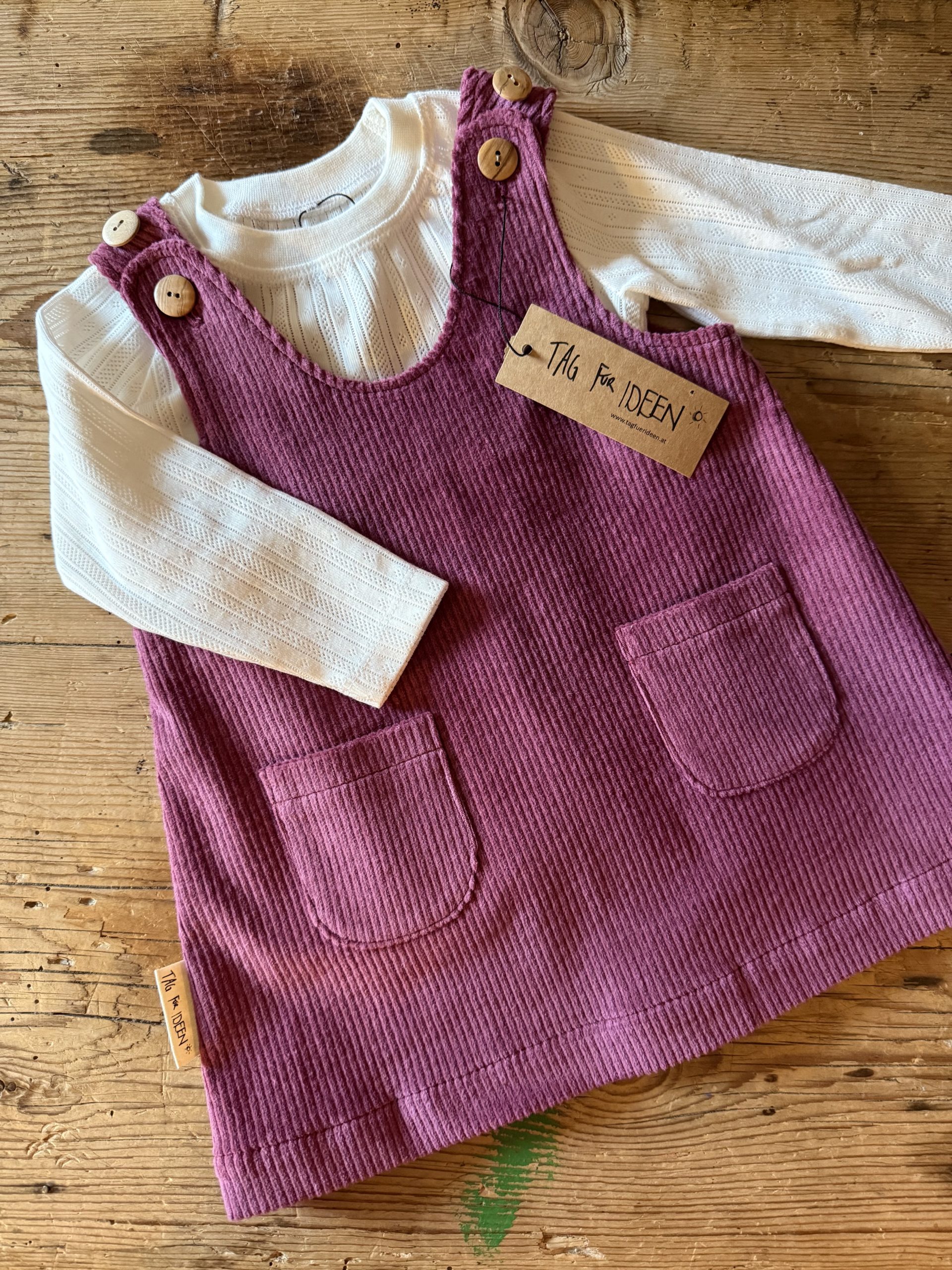 Latzkleid aus Breitcord beere