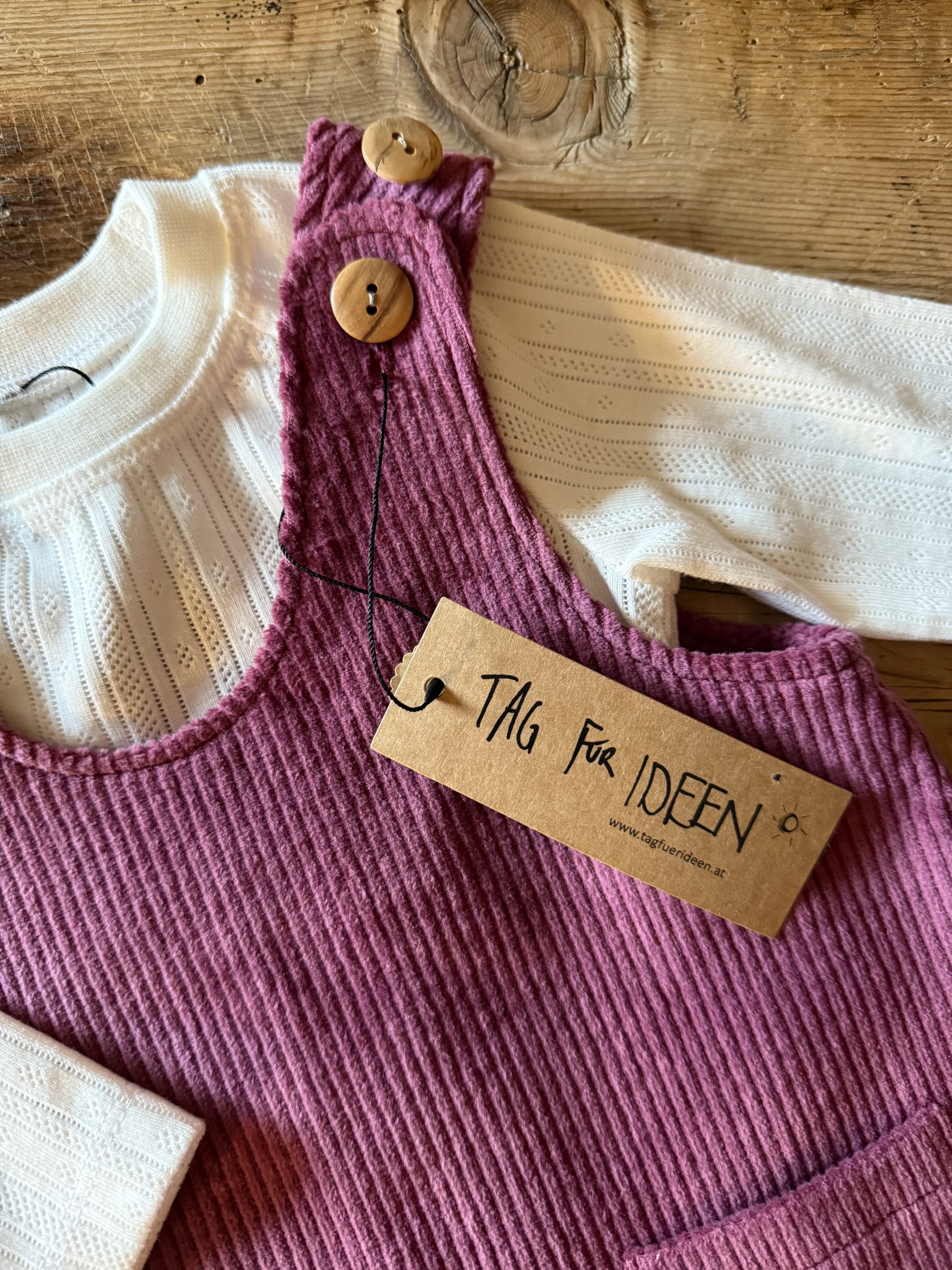 Latzkleid aus Breitcord beere – Bild 2