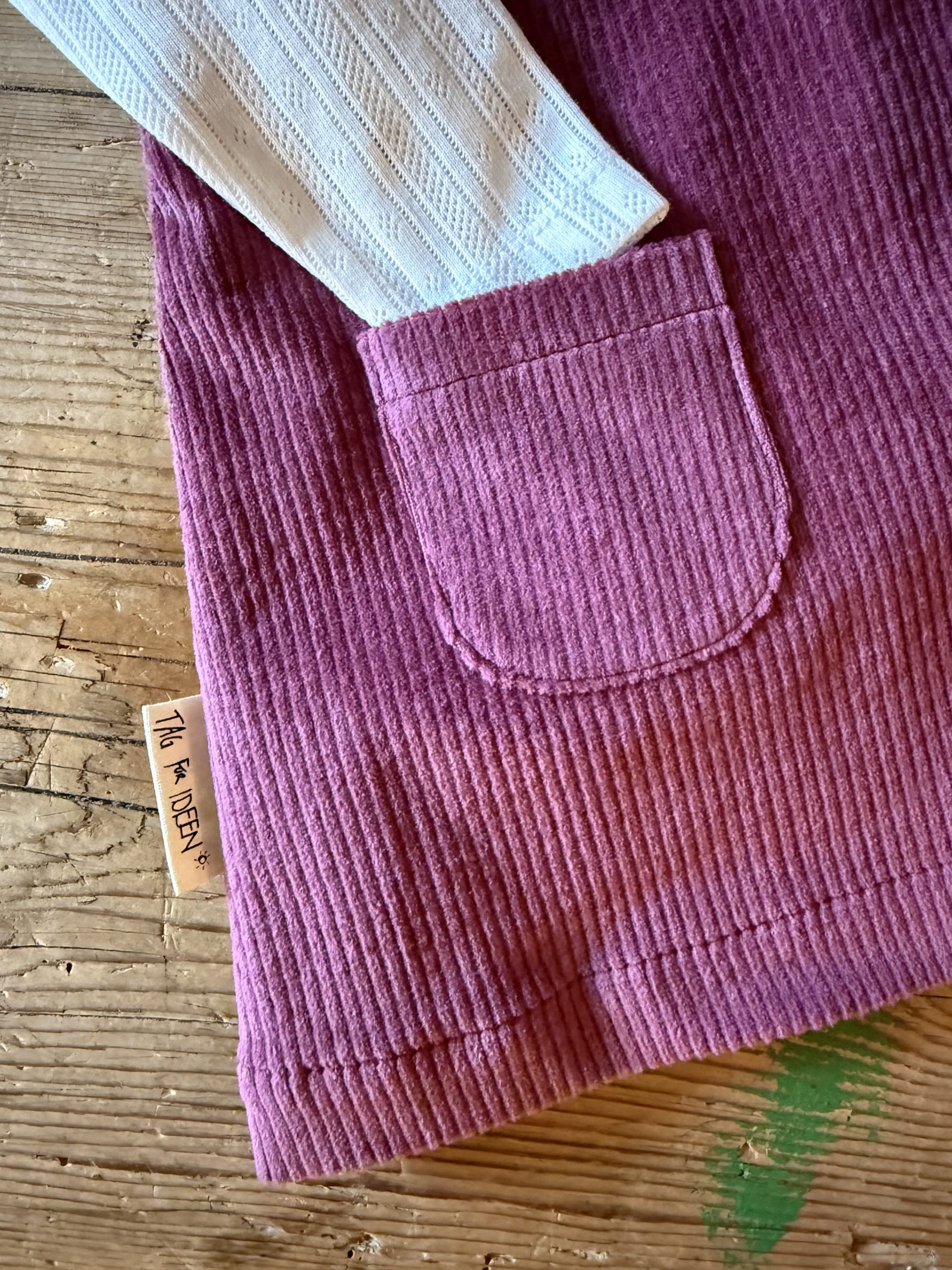 Latzkleid aus Breitcord beere – Bild 3