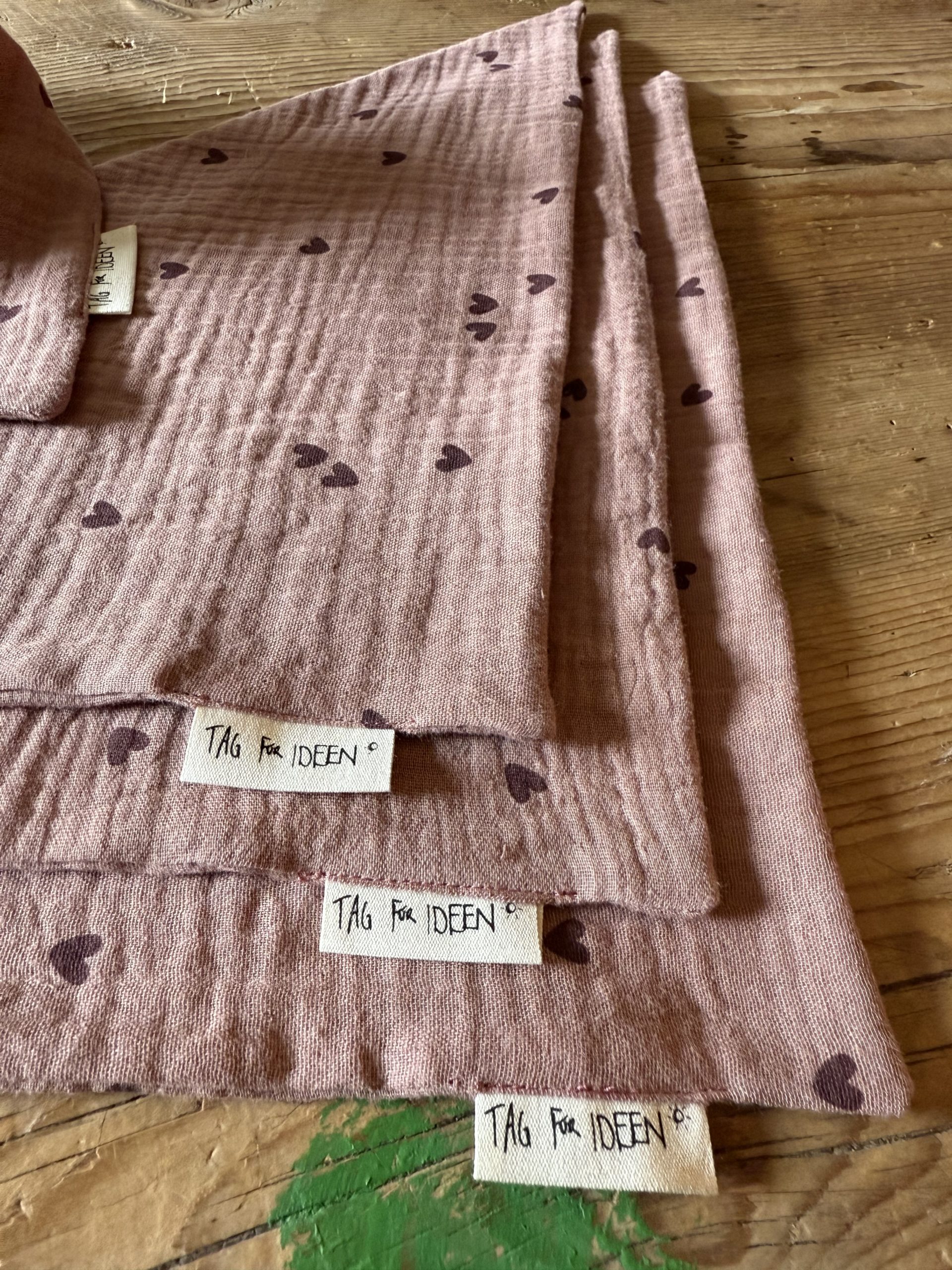 Dreiecktuch Musselin "S" Herzen altrosa/beere – Bild 3