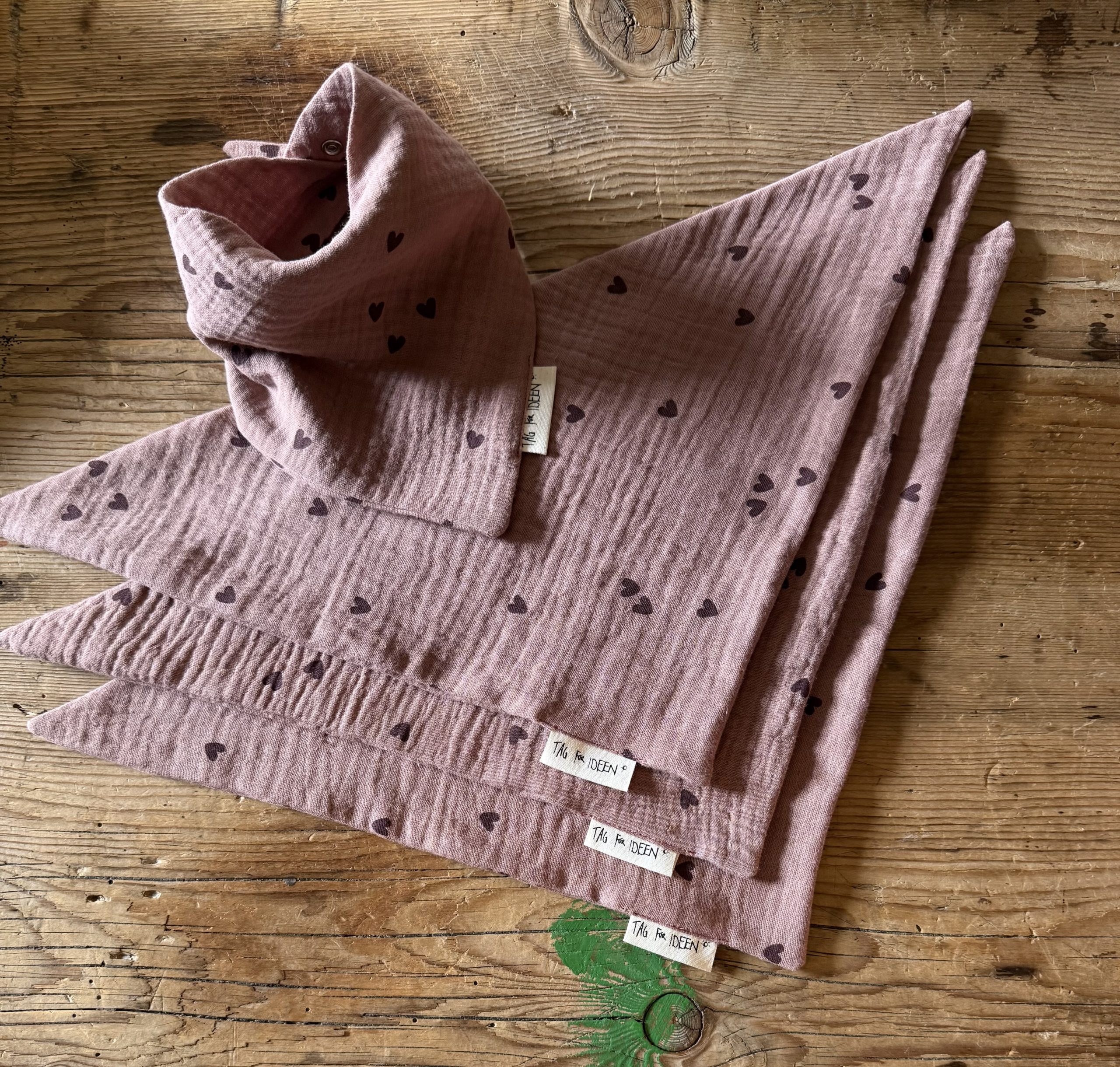 Dreiecktuch Musselin "S" Herzen altrosa/beere