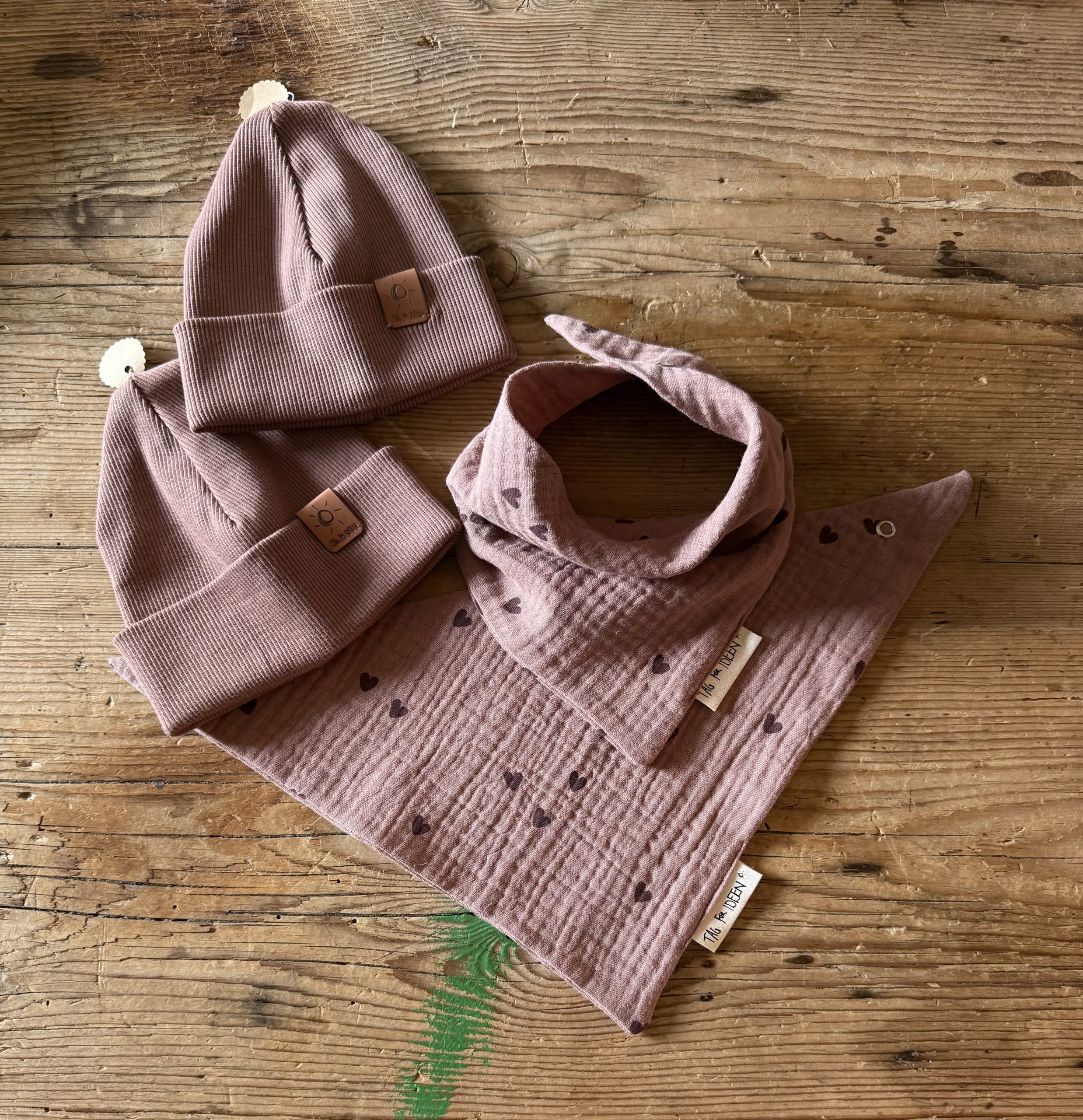 Dreiecktuch Musselin "S" Herzen altrosa/beere – Bild 2