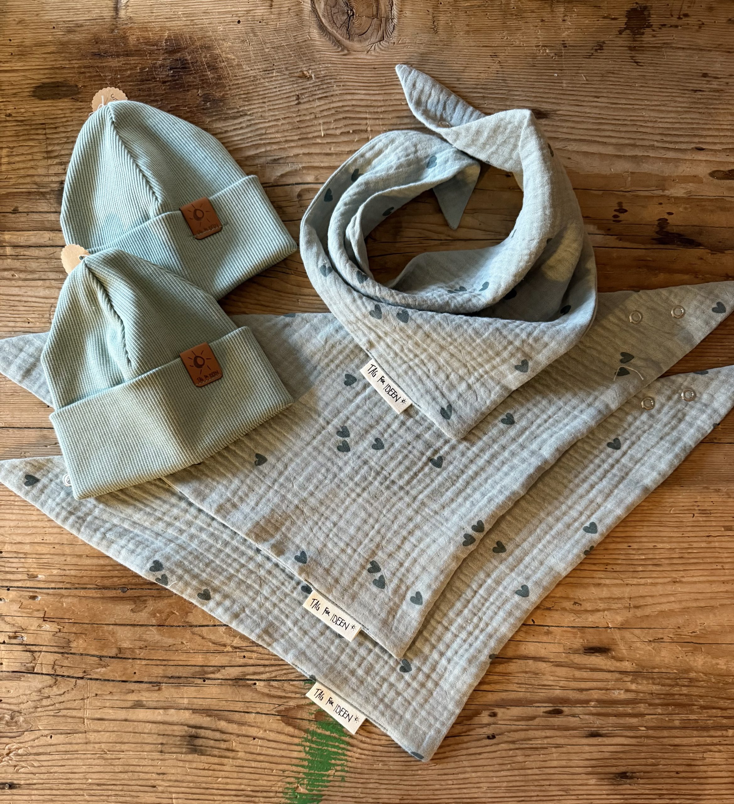 Dreiecktuch Musselin "S" Herzen mint/petrol – Bild 2