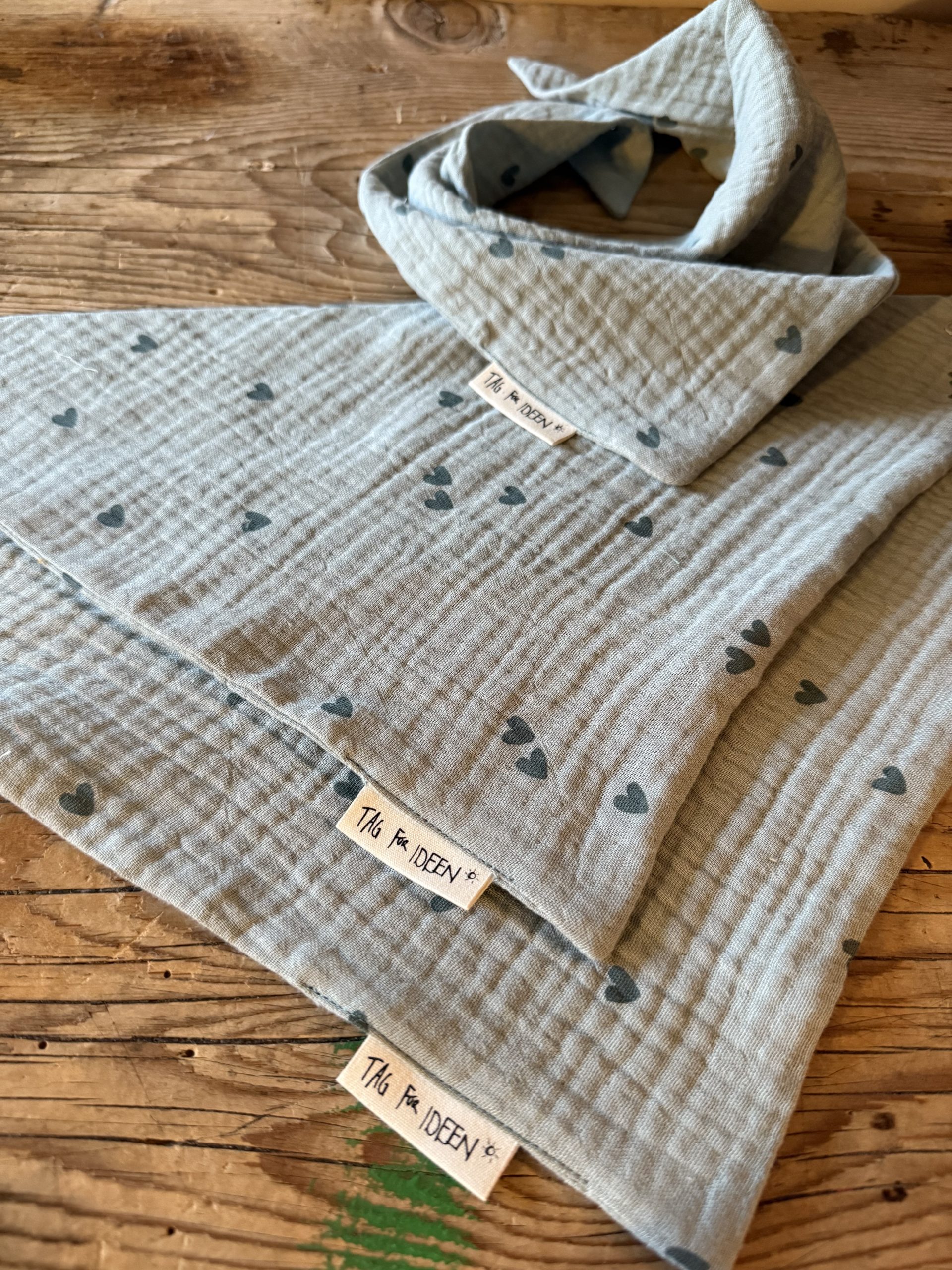 Dreiecktuch Musselin "S" Herzen mint/petrol – Bild 4