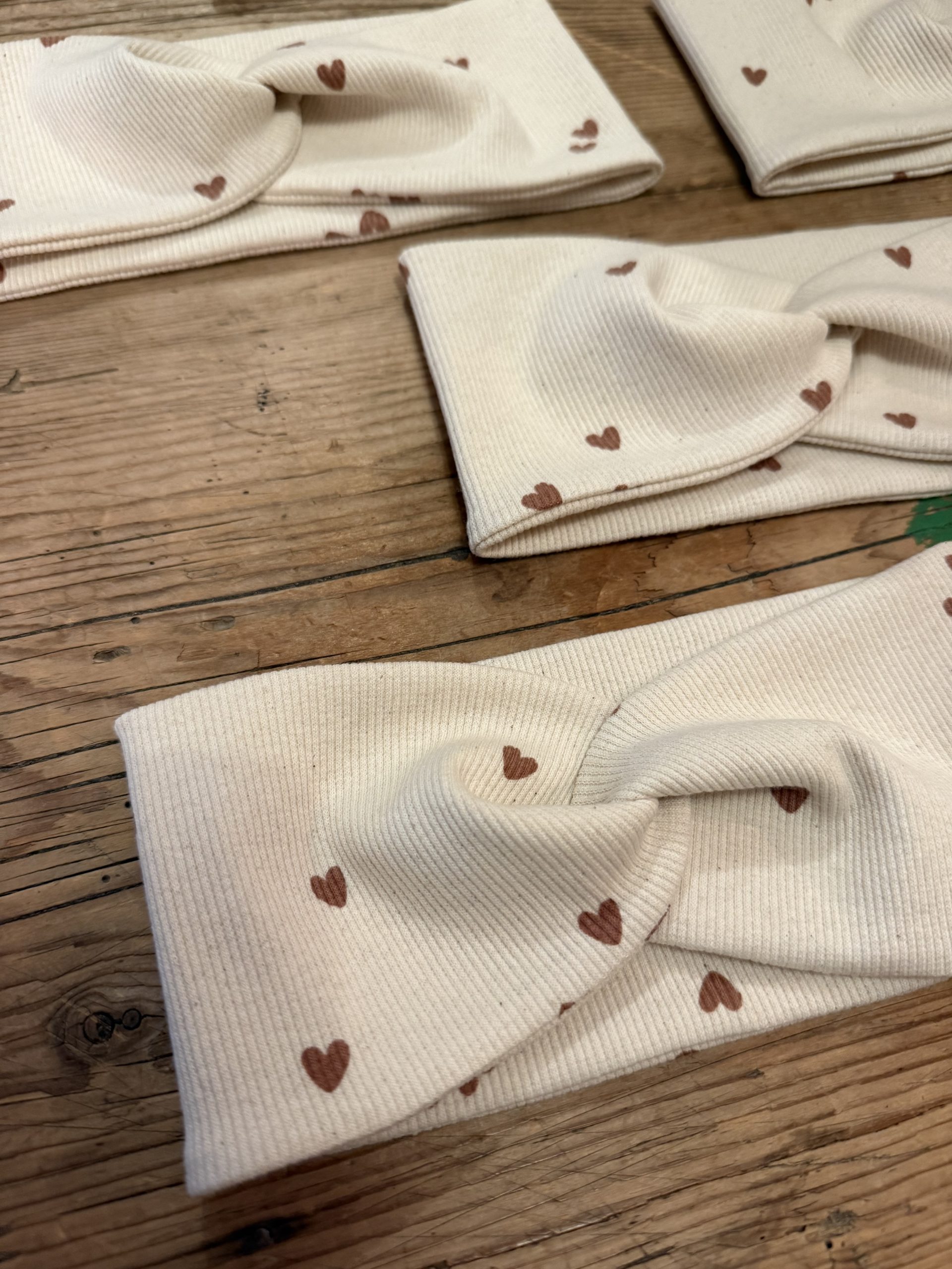 Knotenstirnband Rib Herzen creme/braun – Bild 2