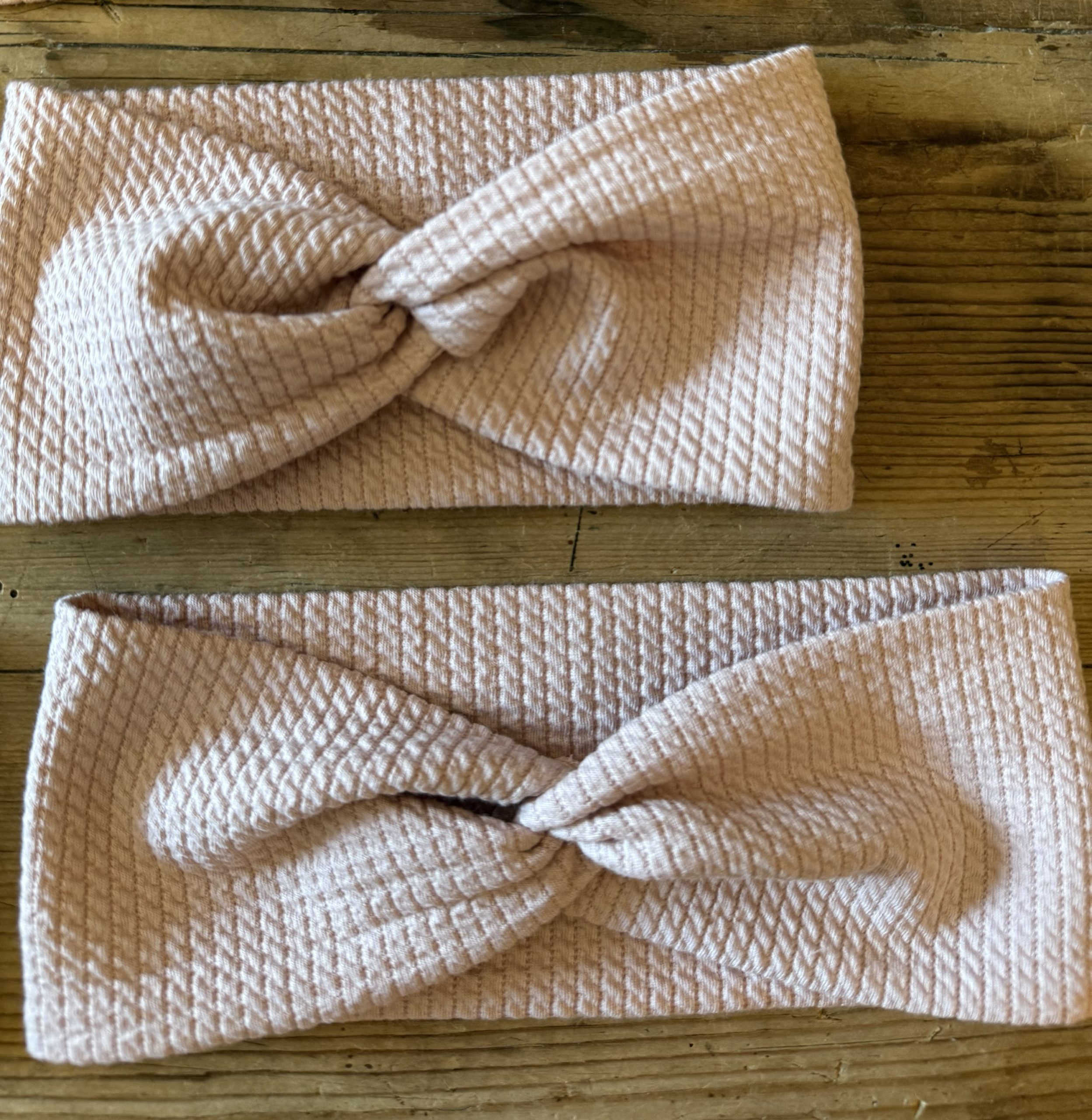 Knotenstirnband "Zopfstrick" rosa – Bild 3