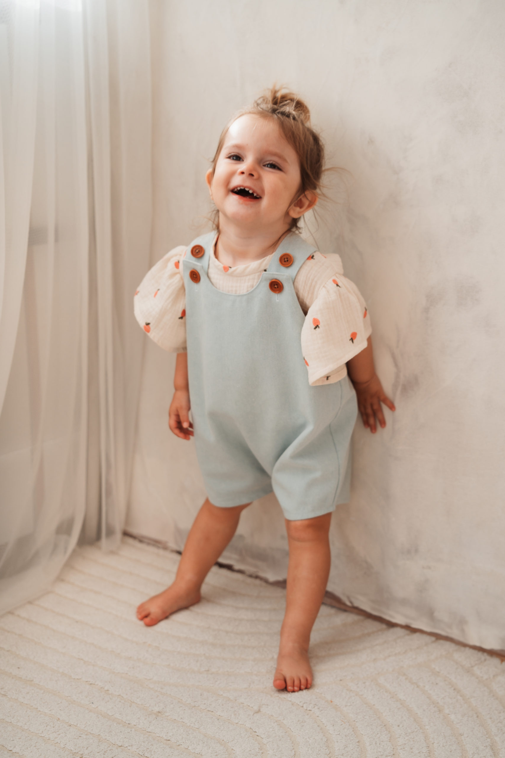 Musselin Latzhose Streifen hellblau – Bild 4