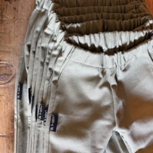 Jeanshose mit Eingrifftaschen oliv