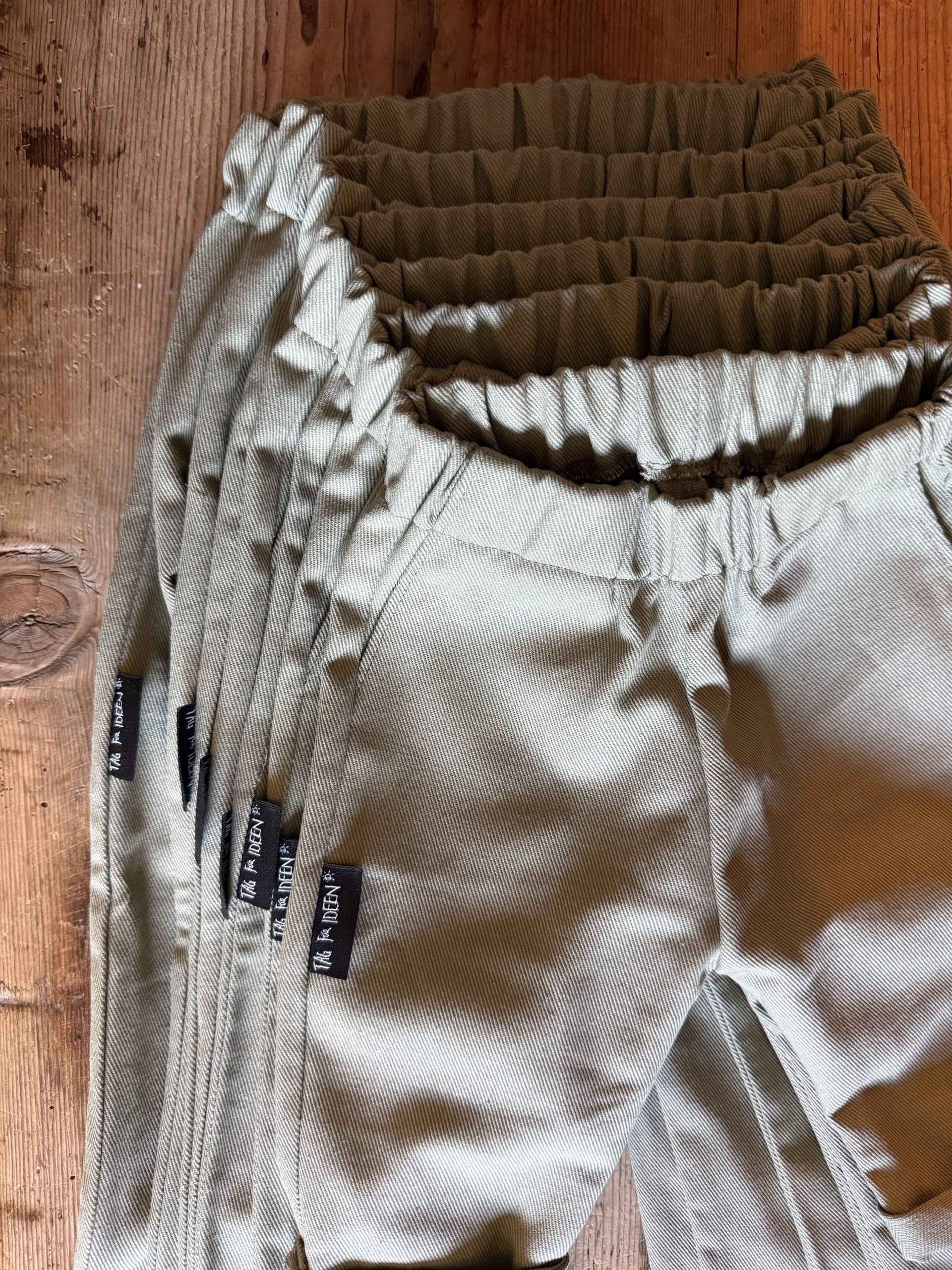 Jeanshose mit Eingrifftaschen oliv